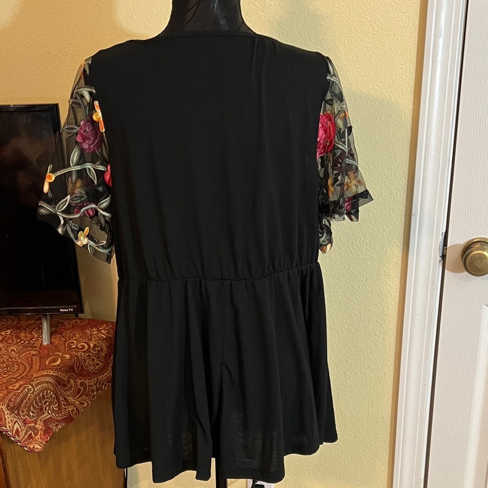 Black tunic with Floral Embroidered Sleeves - Picture 4 of 4